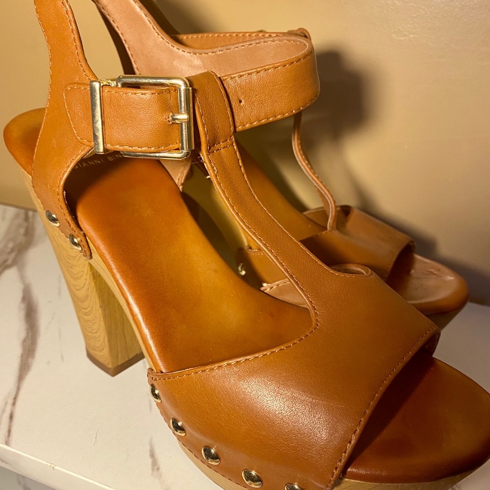 Gianni Bini Faux Wood Brown Platform Heel